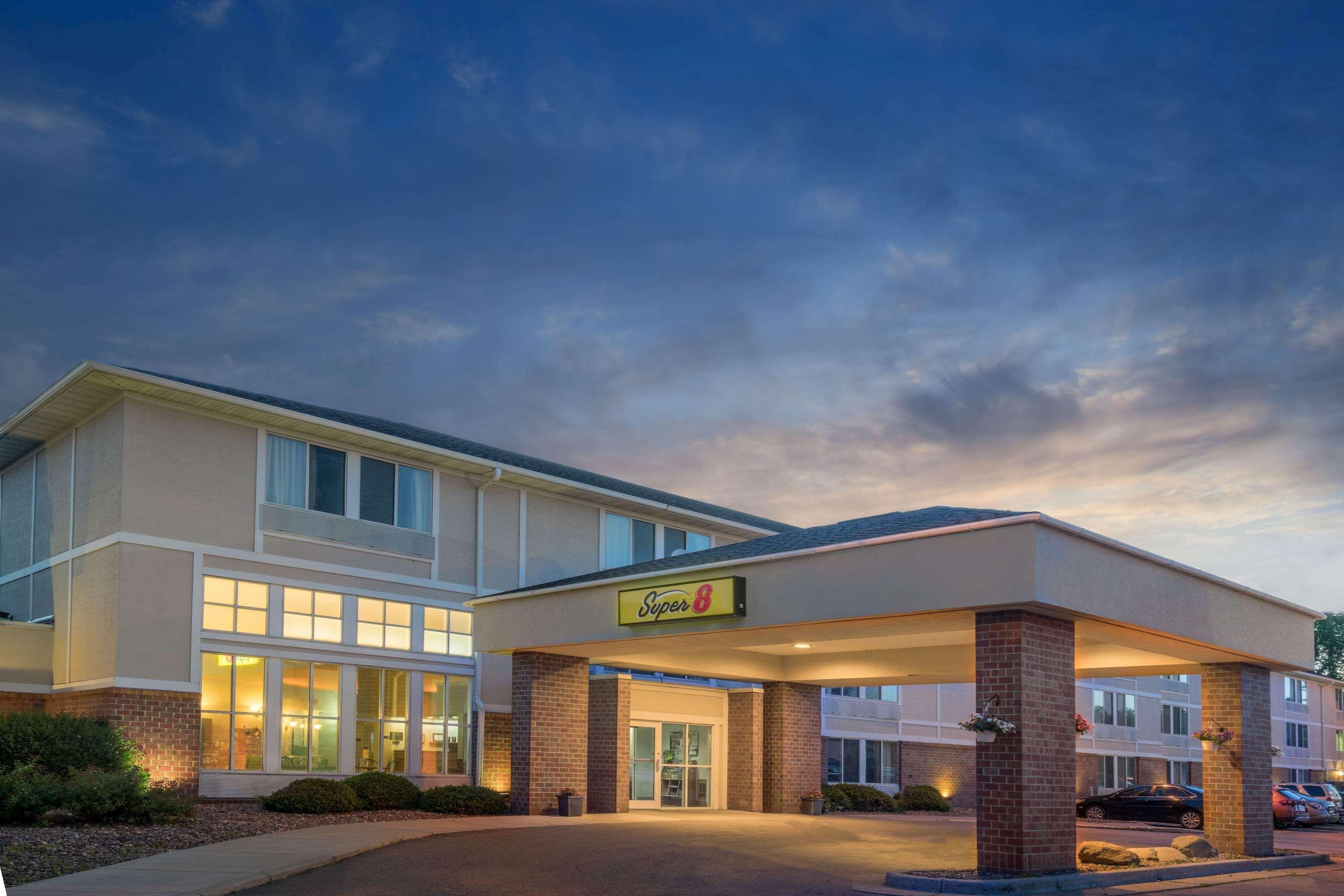 Super 8 By Wyndham Menomonie Wi Motel Exterior foto